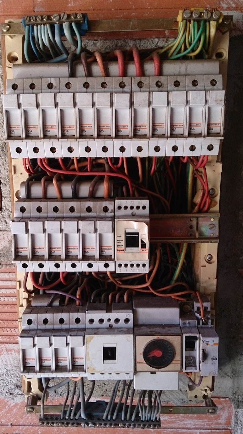 Tableau electrique avec fusible norme