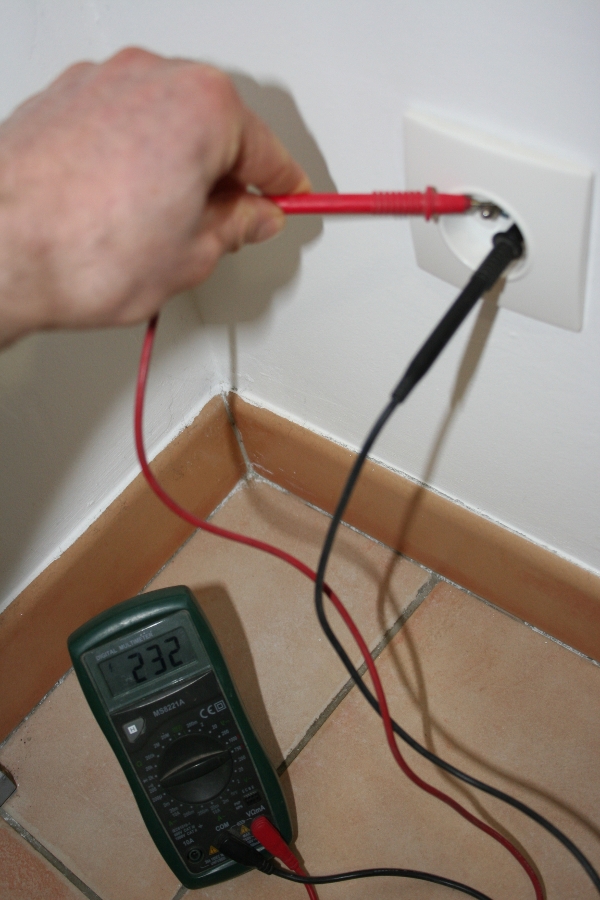 Prise electrique sans terre au norme ou pas
