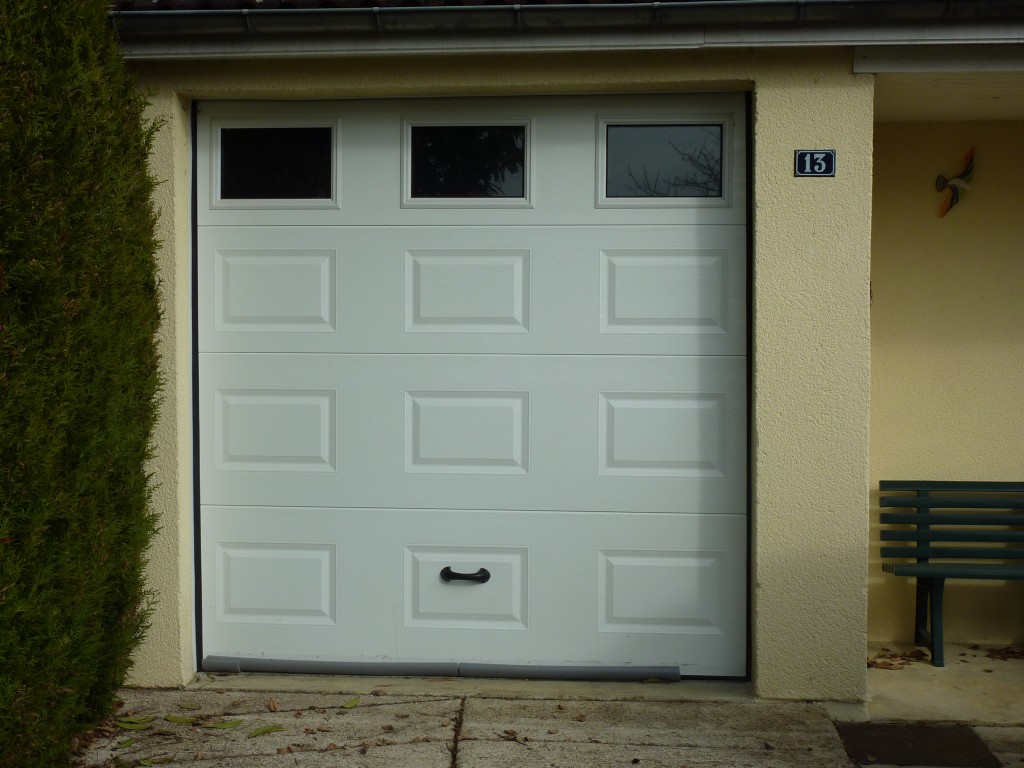 Porte de garage basculante hublot