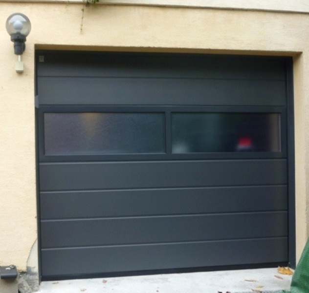 Porte de garage sectionnelle motorisée avec fenetre