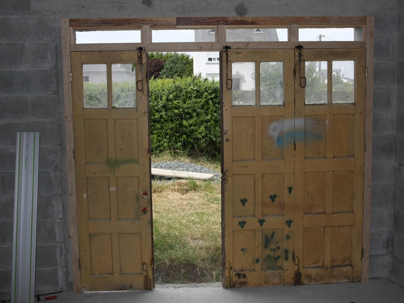 Vieille porte de garage en bois