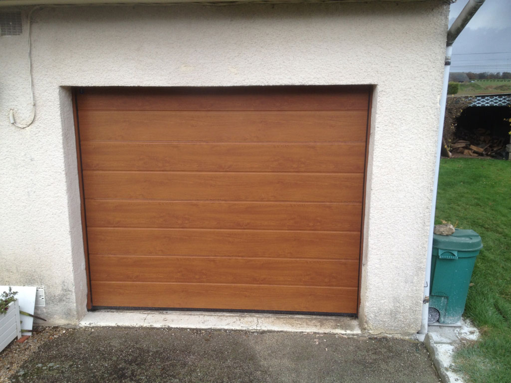 Artisan pose porte de garage