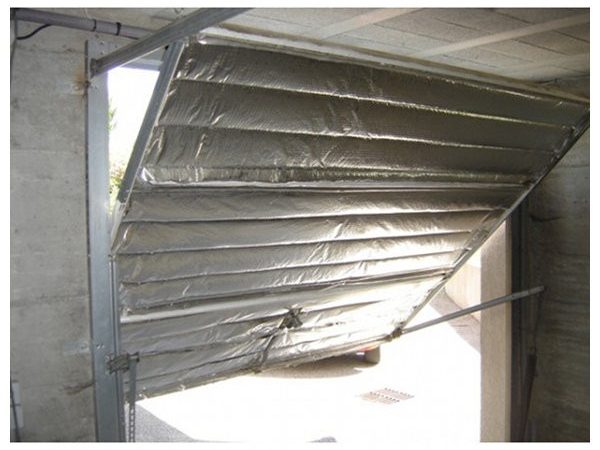 Calfeutrer une porte de garage basculante