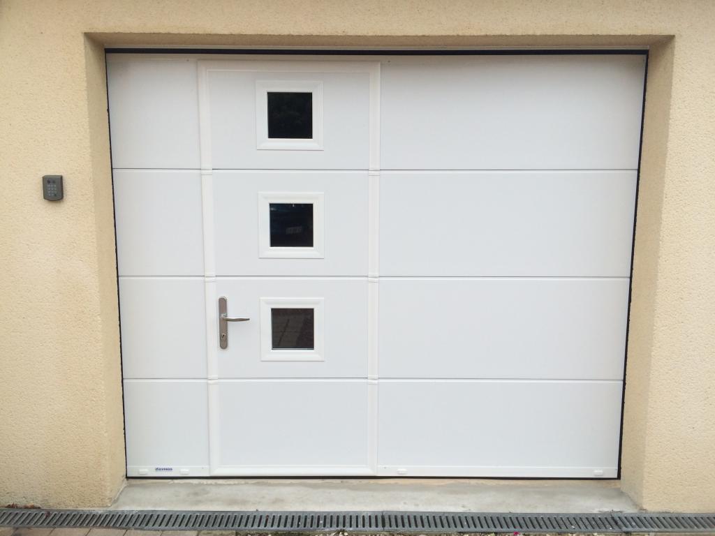Porte de garage hublot