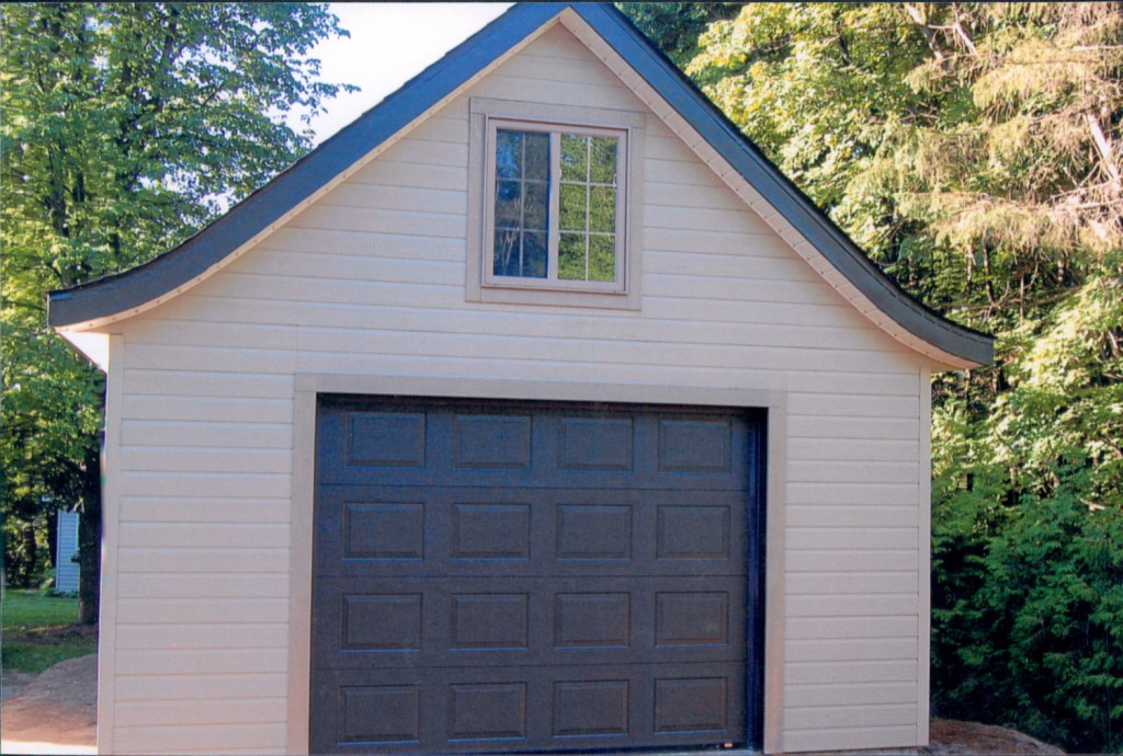 Petite porte de garage pour cabanon