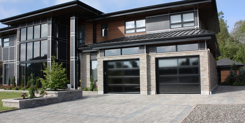 Remplacer une porte de garage par une porte de service