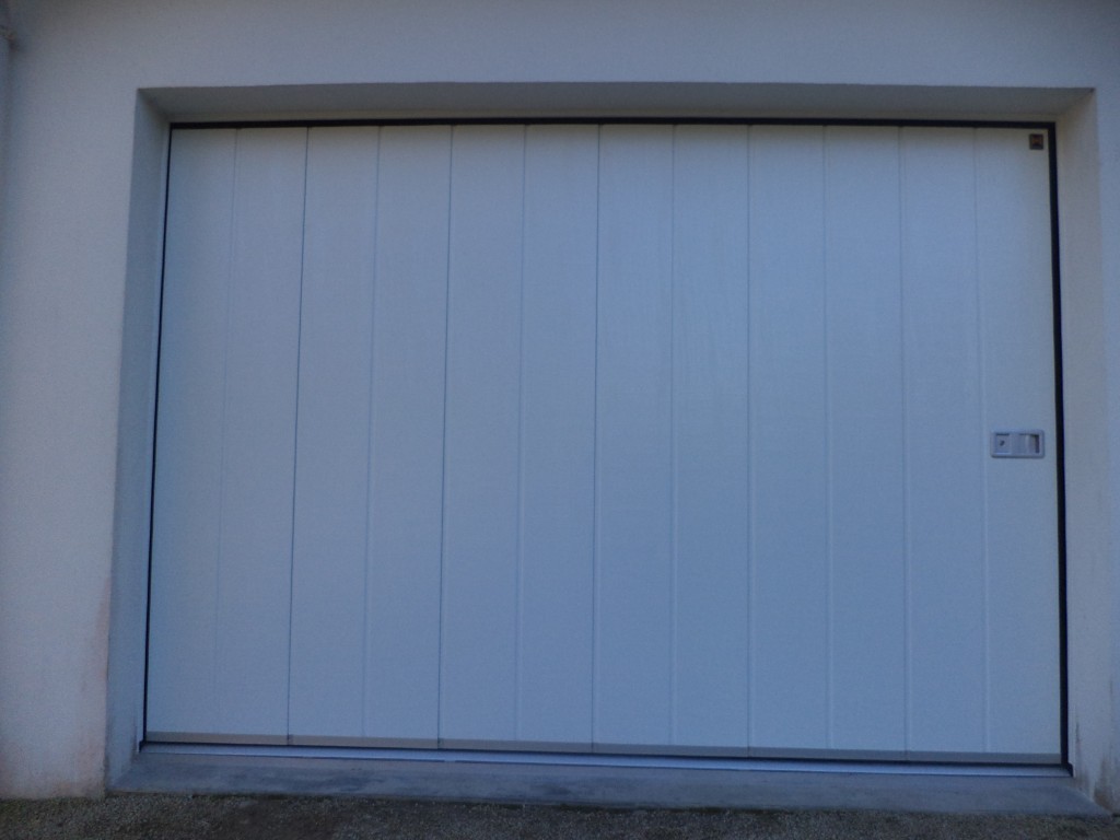 Porte de garage coulissante extérieure