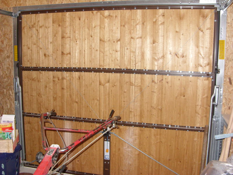 Isoler une porte de garage en bois
