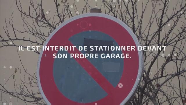 Stationnement devant une porte de garage