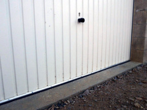 Comment isoler le bas d'une porte de garage