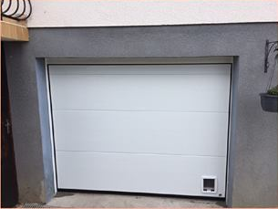 Porte de garage avec chatiere