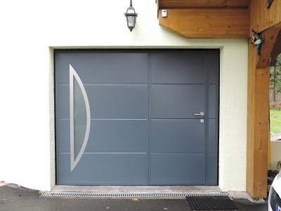 Porte de garage basculante isolee avec porte de service