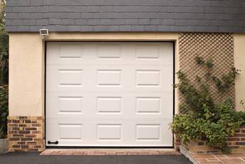 Comment monter une porte de garage sectionnelle motorisée