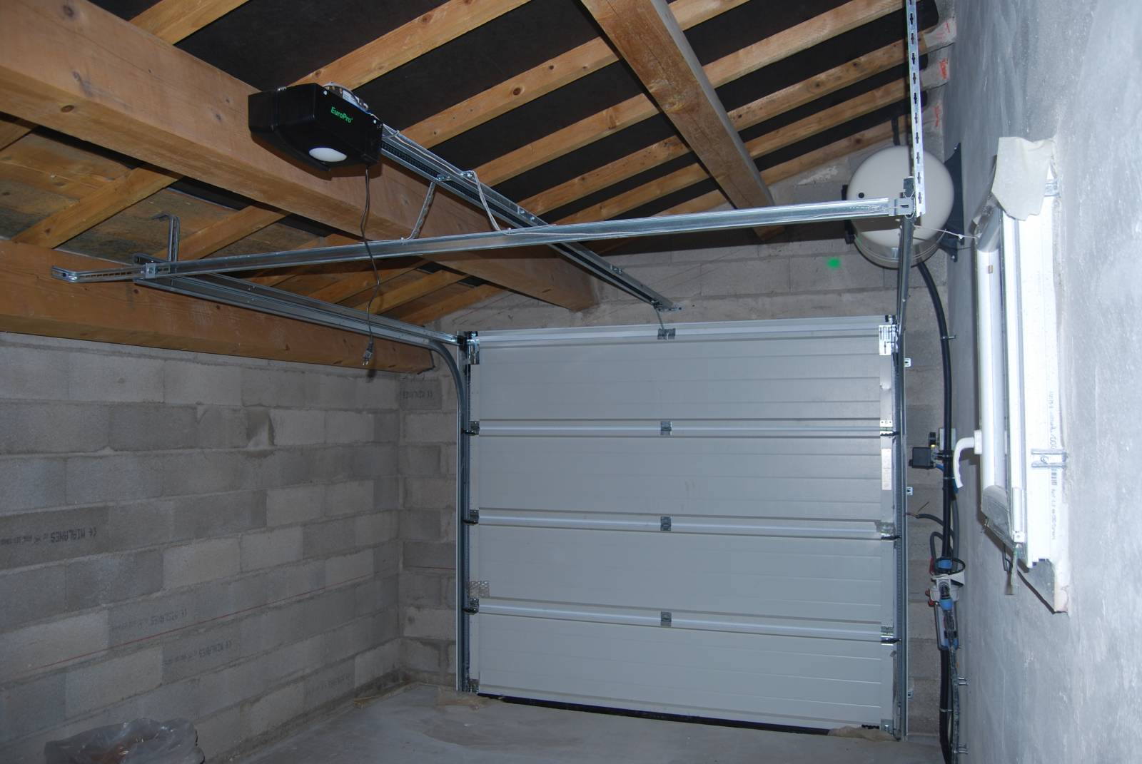 Montage d'une porte de garage