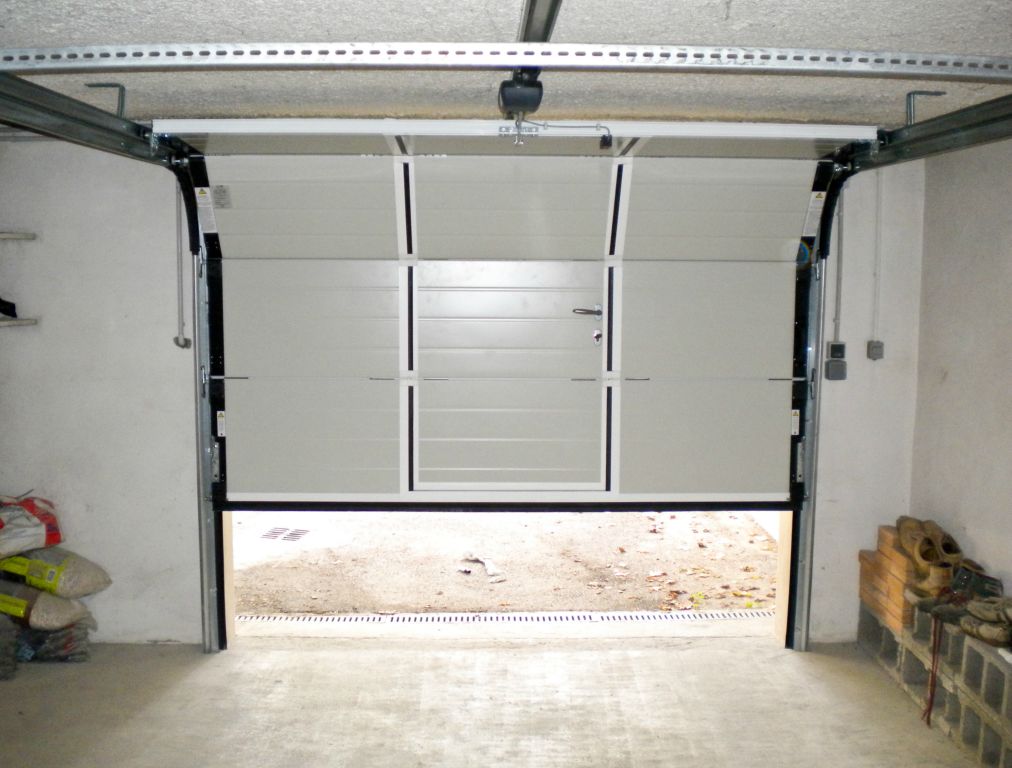 Porte de garage coulissante electrique avec portillon