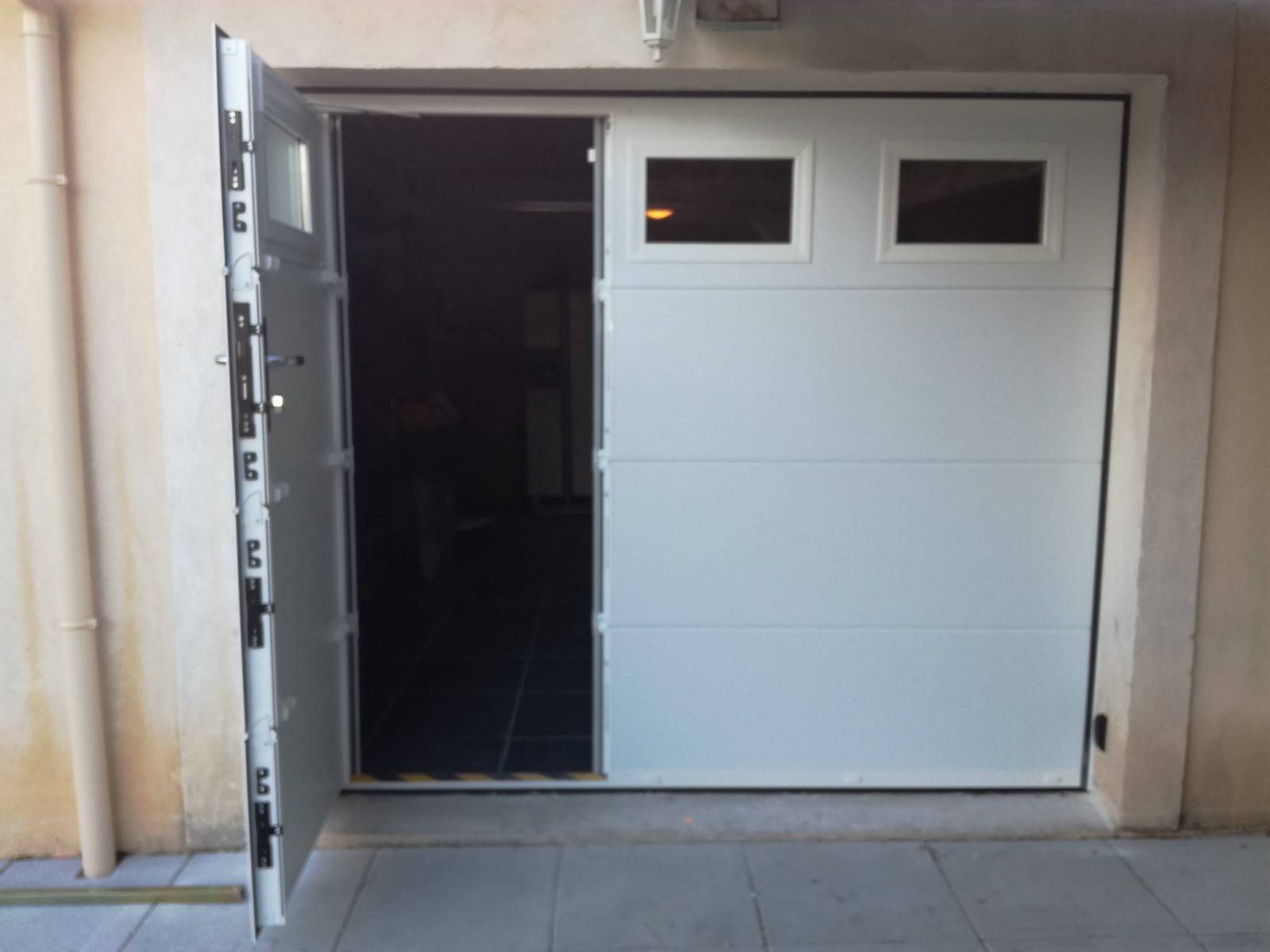 Porte de garage portillon sectionnelle