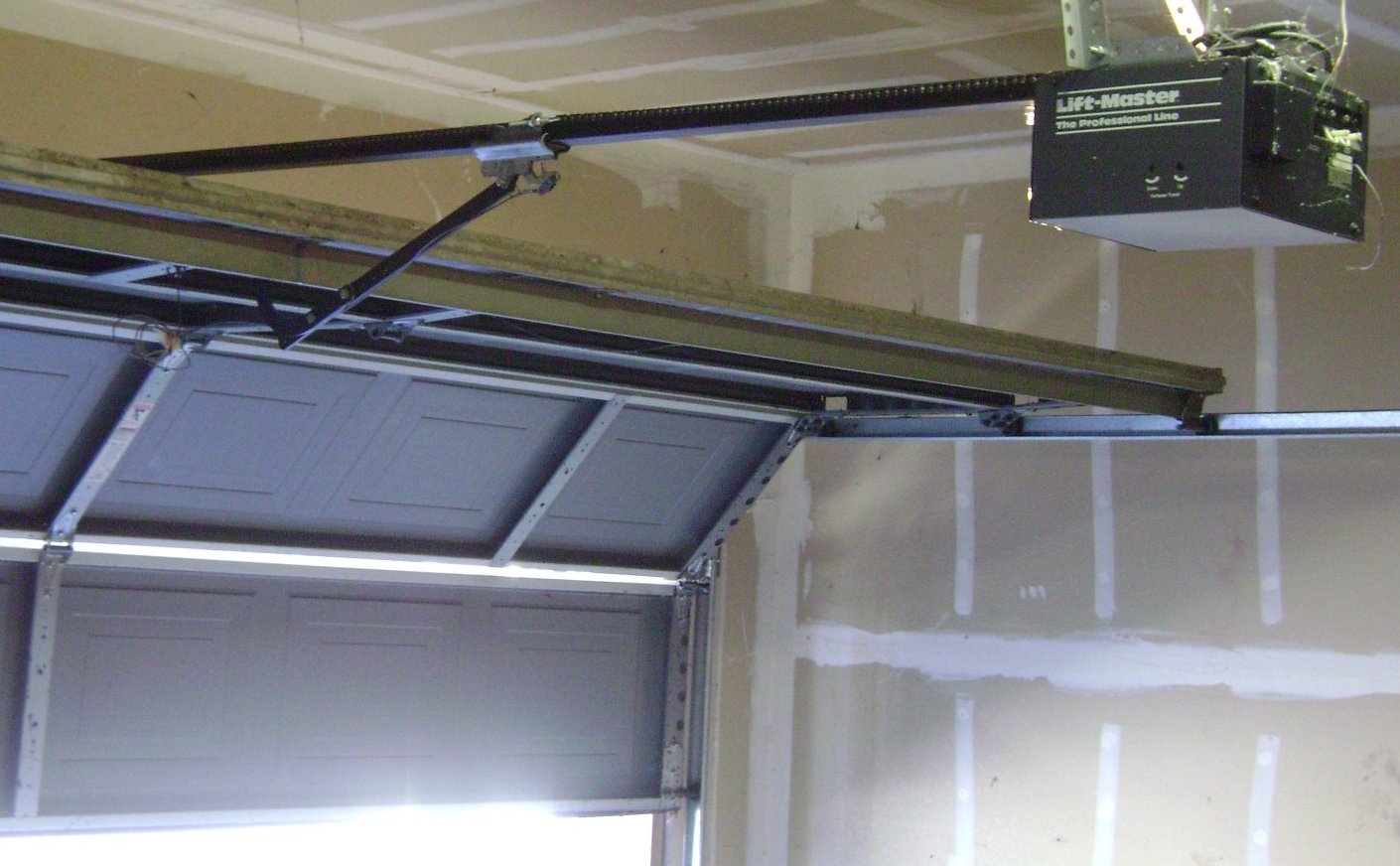 Montage moteur porte de garage chamberlain
