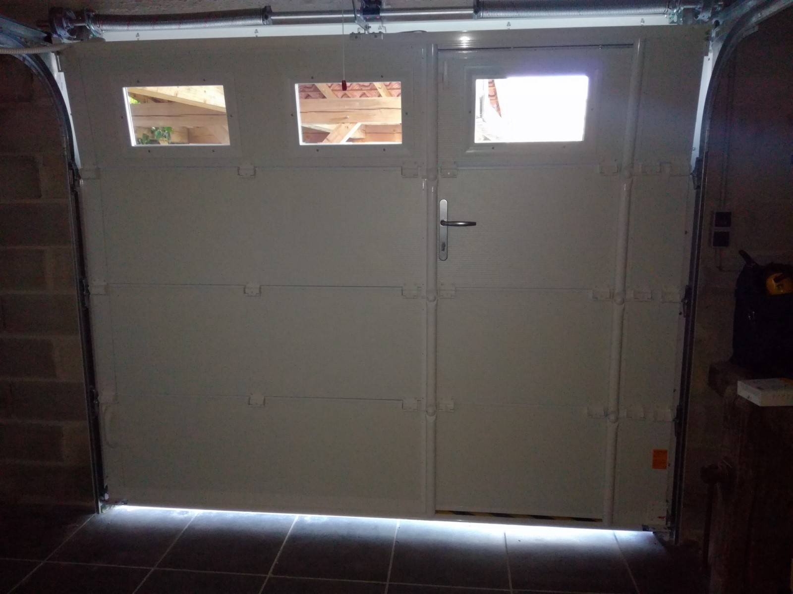 Installer une porte de garage sectionnelle motorisée