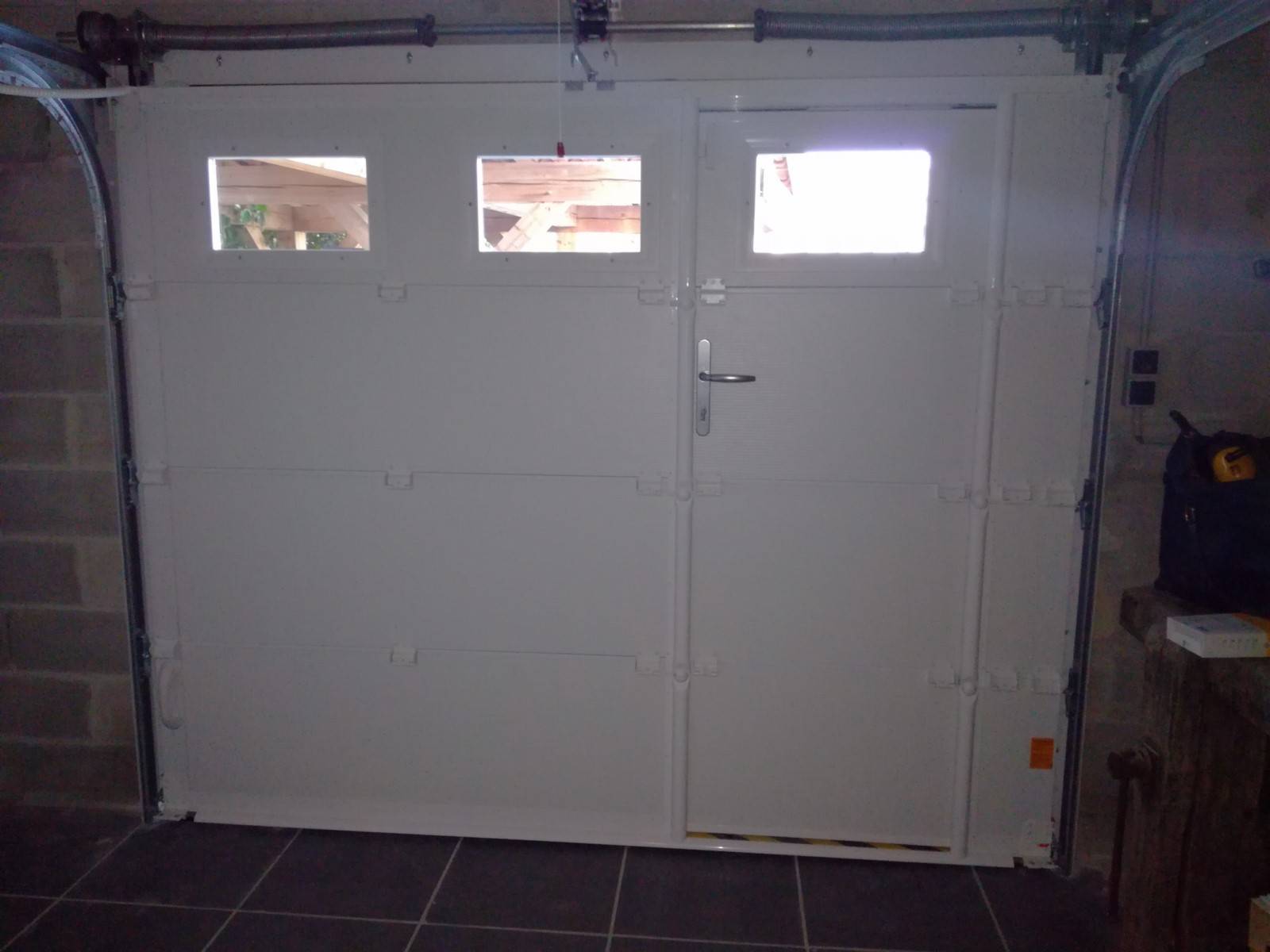 Porte de garage avec portillon intégré