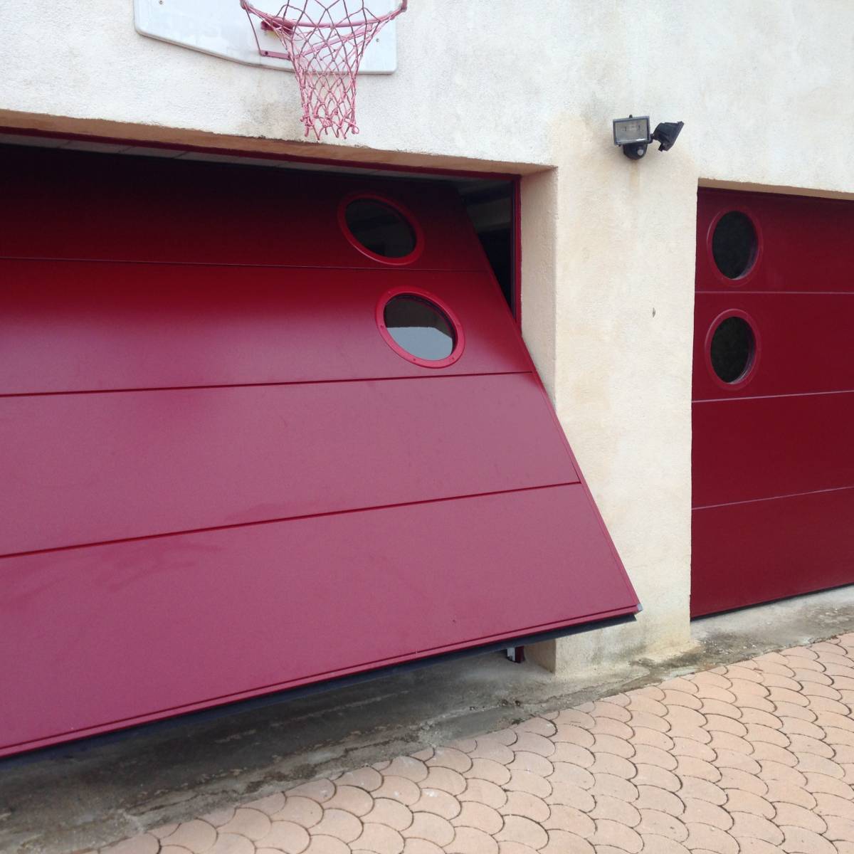 Porte de garage rouge basque