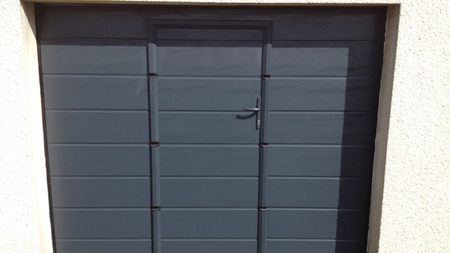 Porte de garage avec portillon integre
