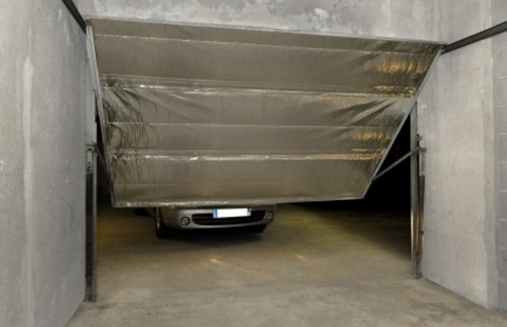 Comment isoler une porte de garage en pvc