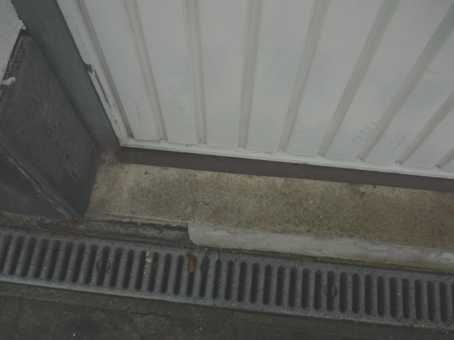 Eau passe sous porte de garage