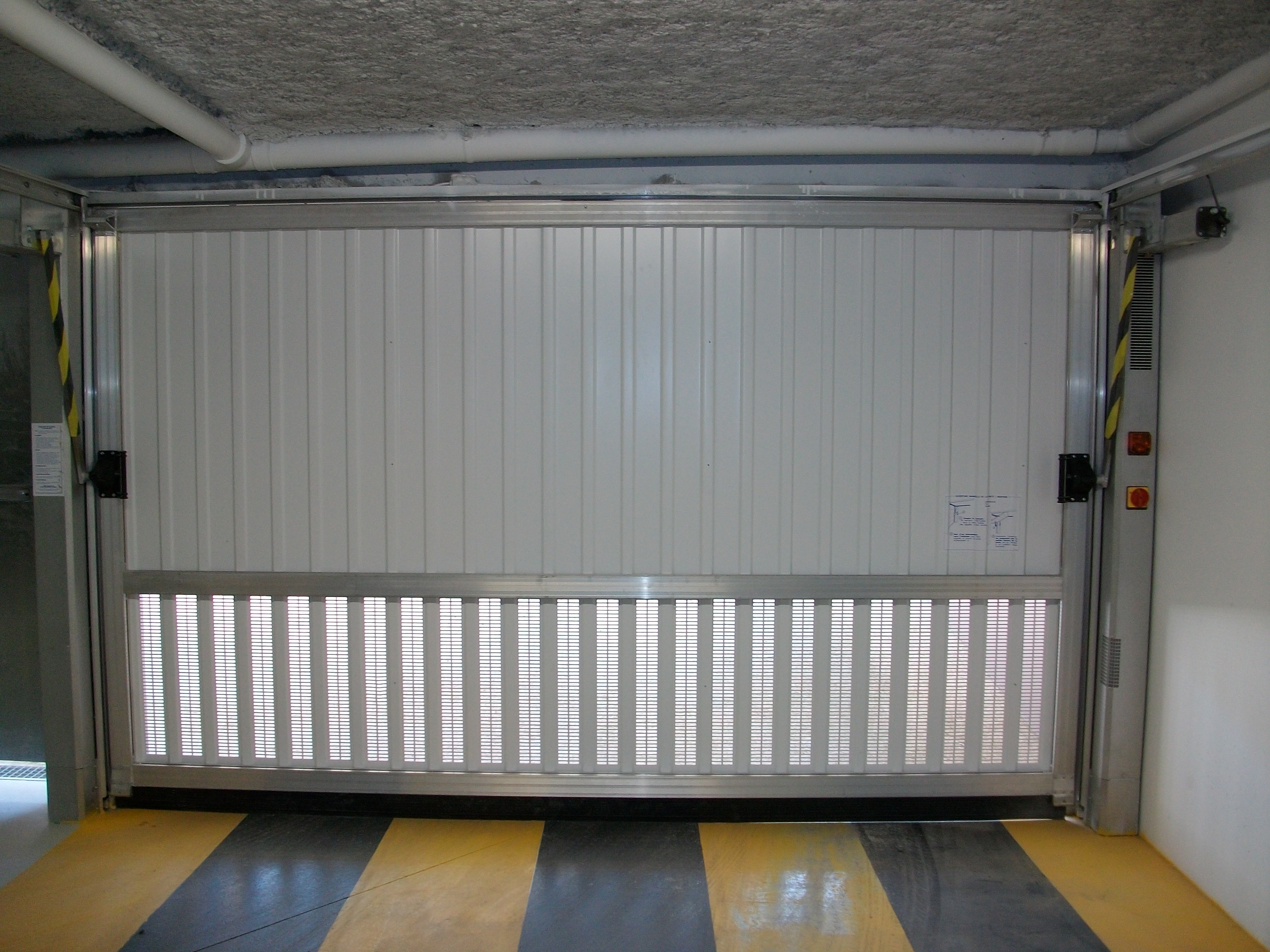 Porte de garage ajourée