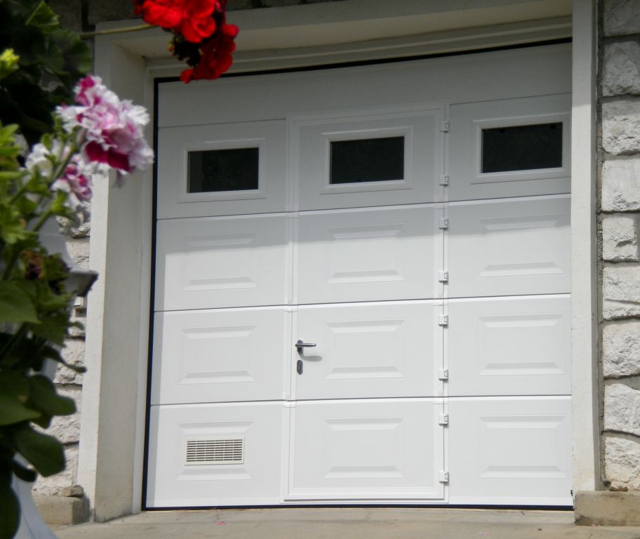 Porte de garage sectionnelle avec portillon en alu