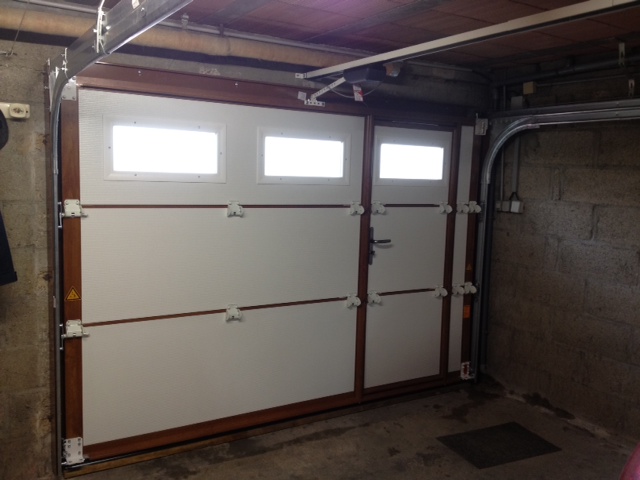 Porte de garage sectionnelle plafond avec portillon
