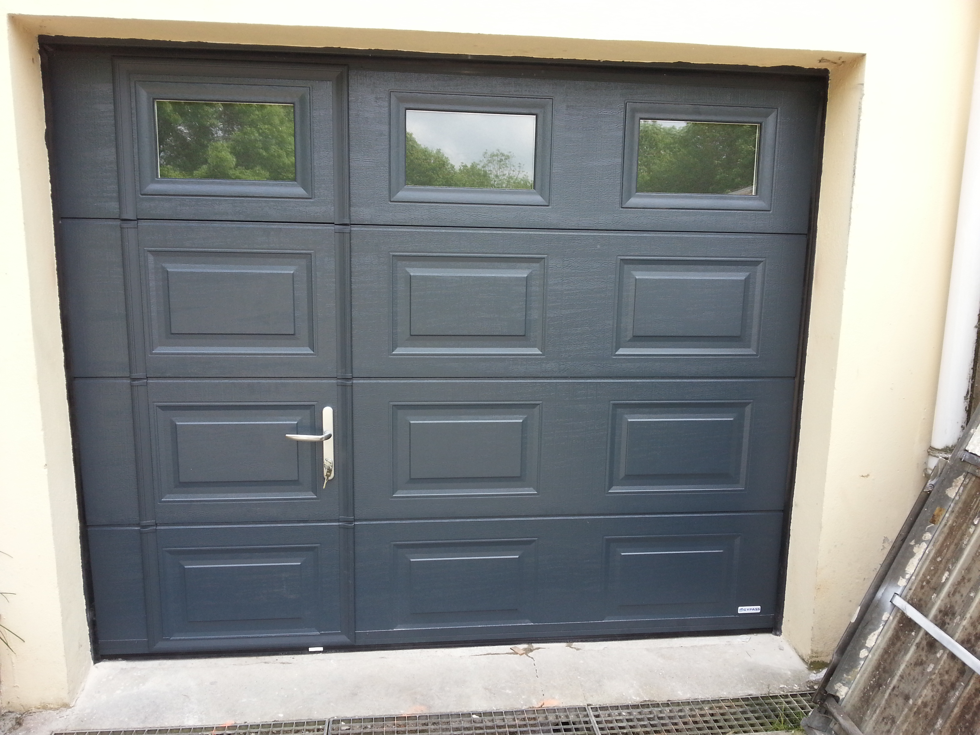 Porte de garage basculante avec portillon isolée prix