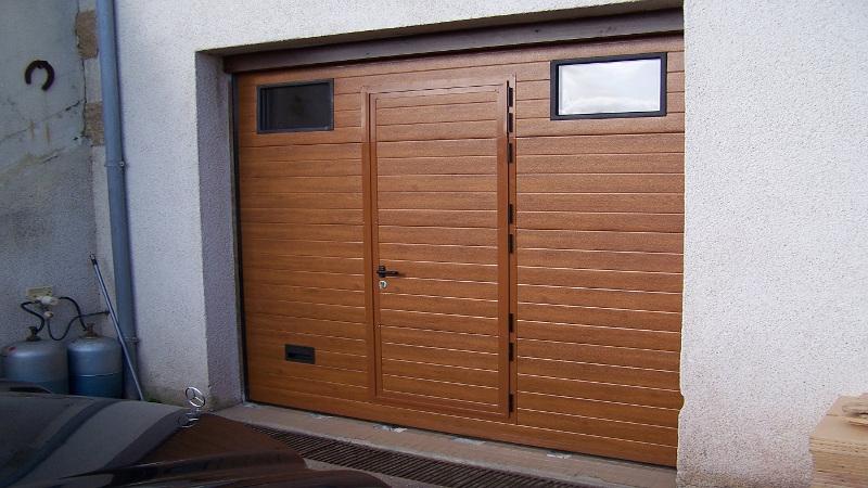 Porte de garage avec hublot et portillon