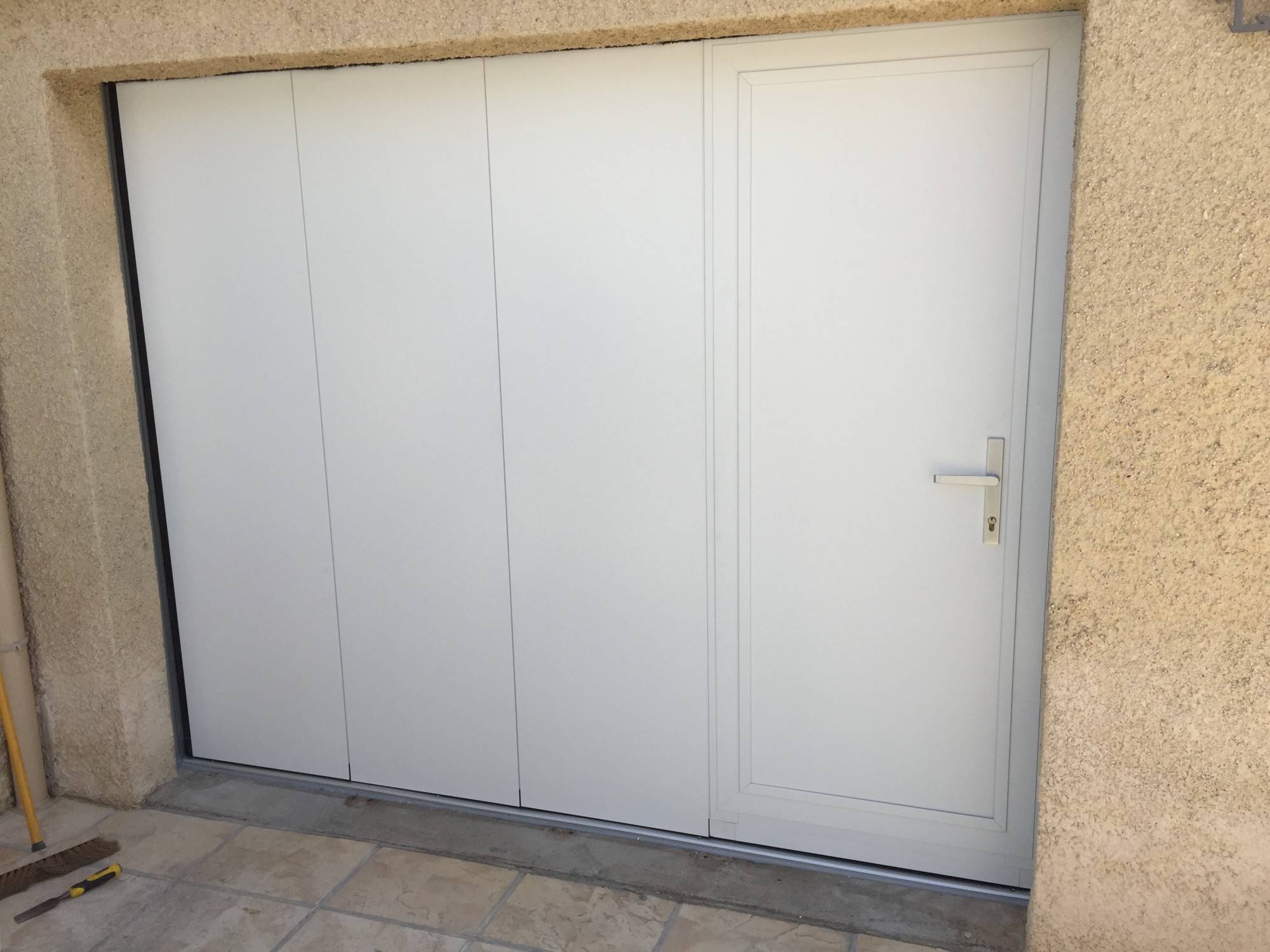 Porte de garage basculante avec portillon tryba