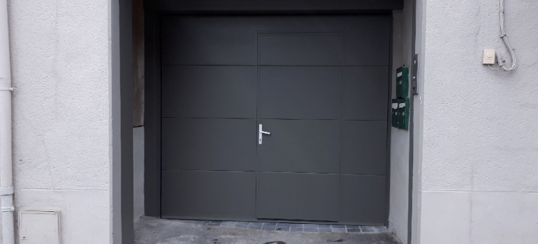 Porte de garage sectionnelle avec portillon somfy