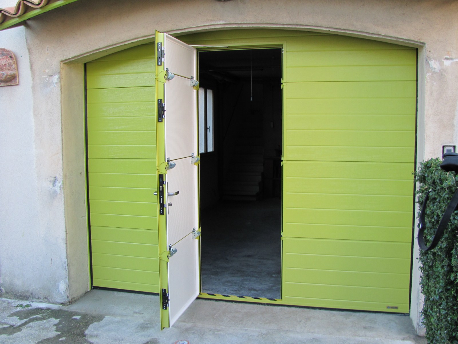 Contacteur de porte de garage sectionnelle
