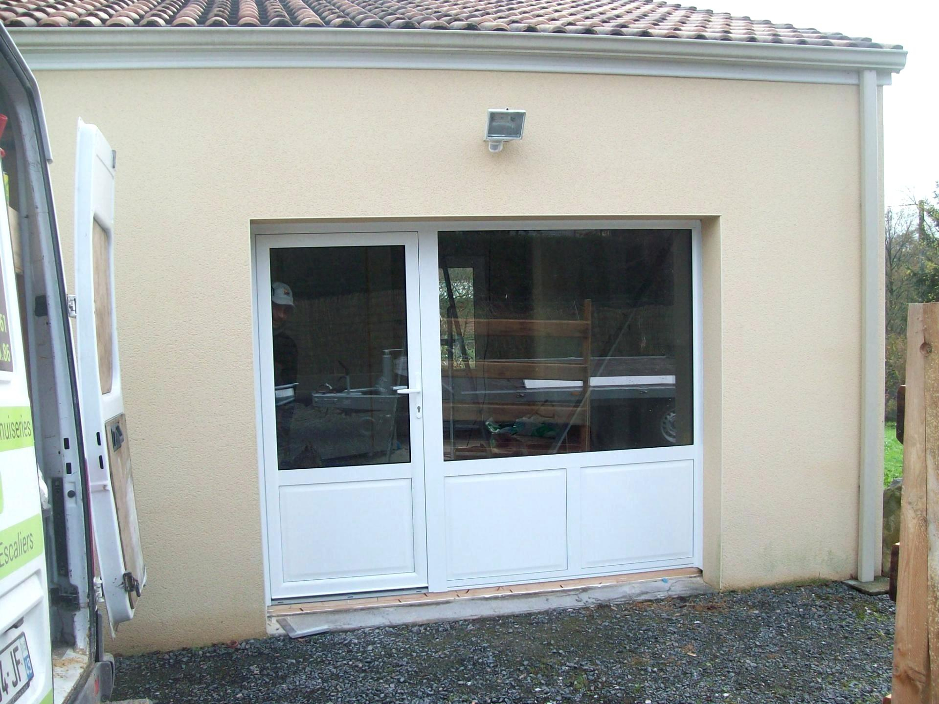 Baie vitrée sur porte de garage