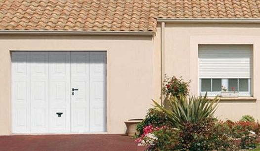 Peindre une porte de garage en bois