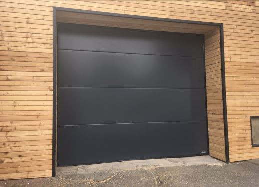 Porte de garage sectionnelle avec chatiere