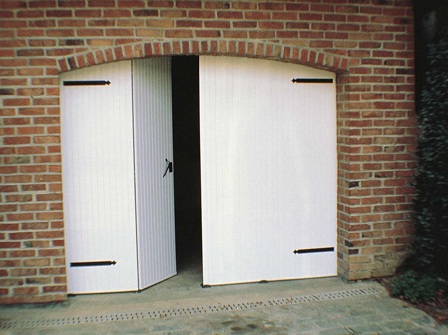 Comment poser un hublot sur une porte de garage