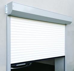 Porte de garage enroulable coffre extérieur
