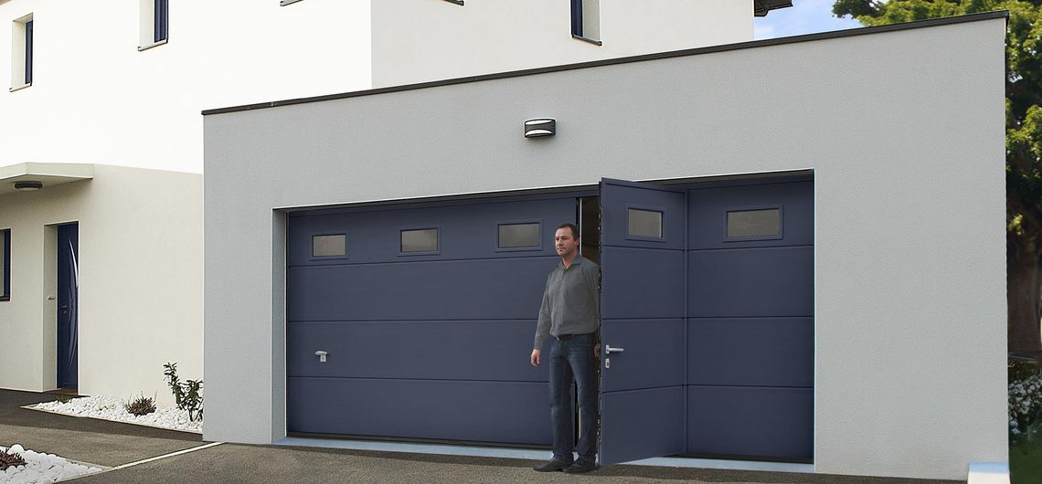 Porte de garage sectionnelle avec petite porte