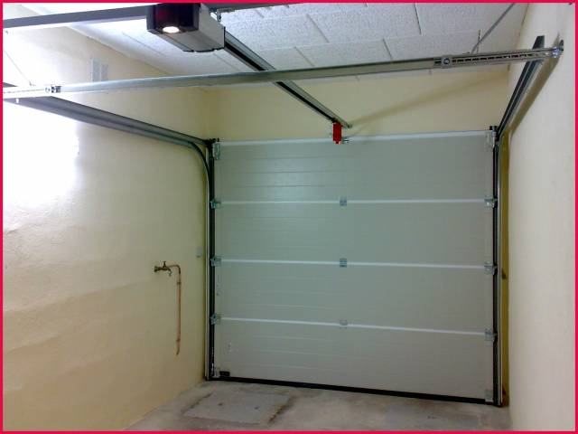 Porte de garage sectionnelle en tunnel