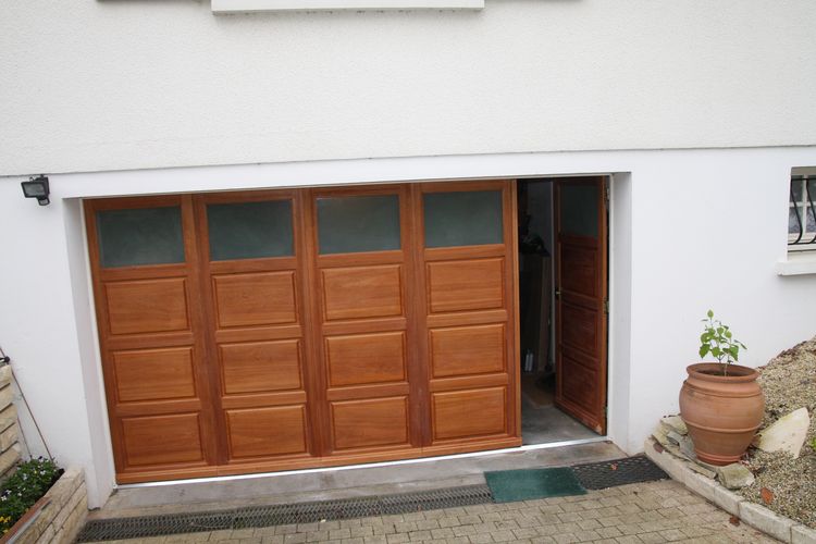 Porte de garage coulissante en bois exotique