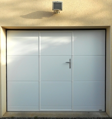 Porte de garage sectionnelle avec portillon maori
