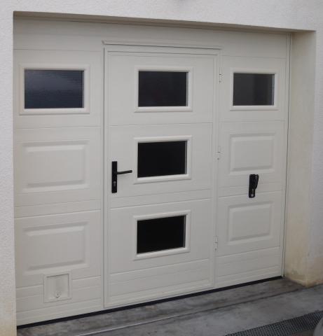 Porte de garage basculante isolee avec portillon