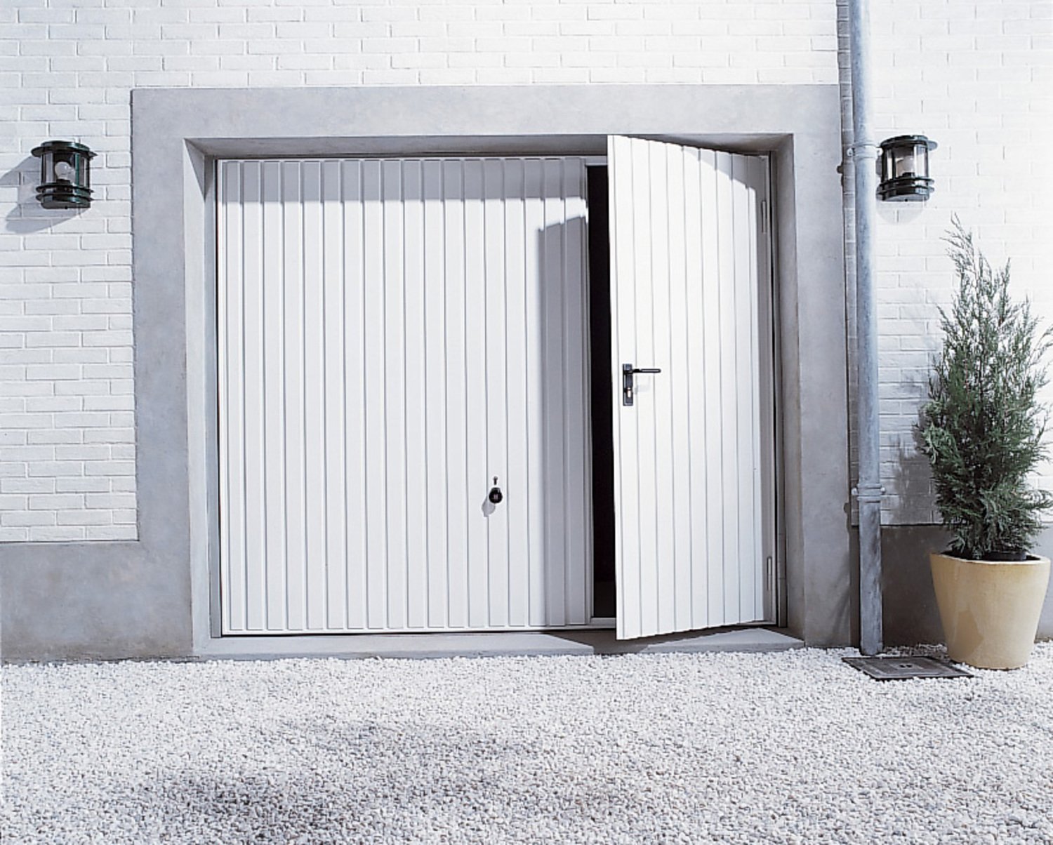 Pose porte de garage basculante avec portillon