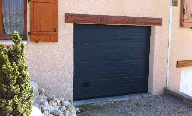 Montage porte de garage sectionnelle fame