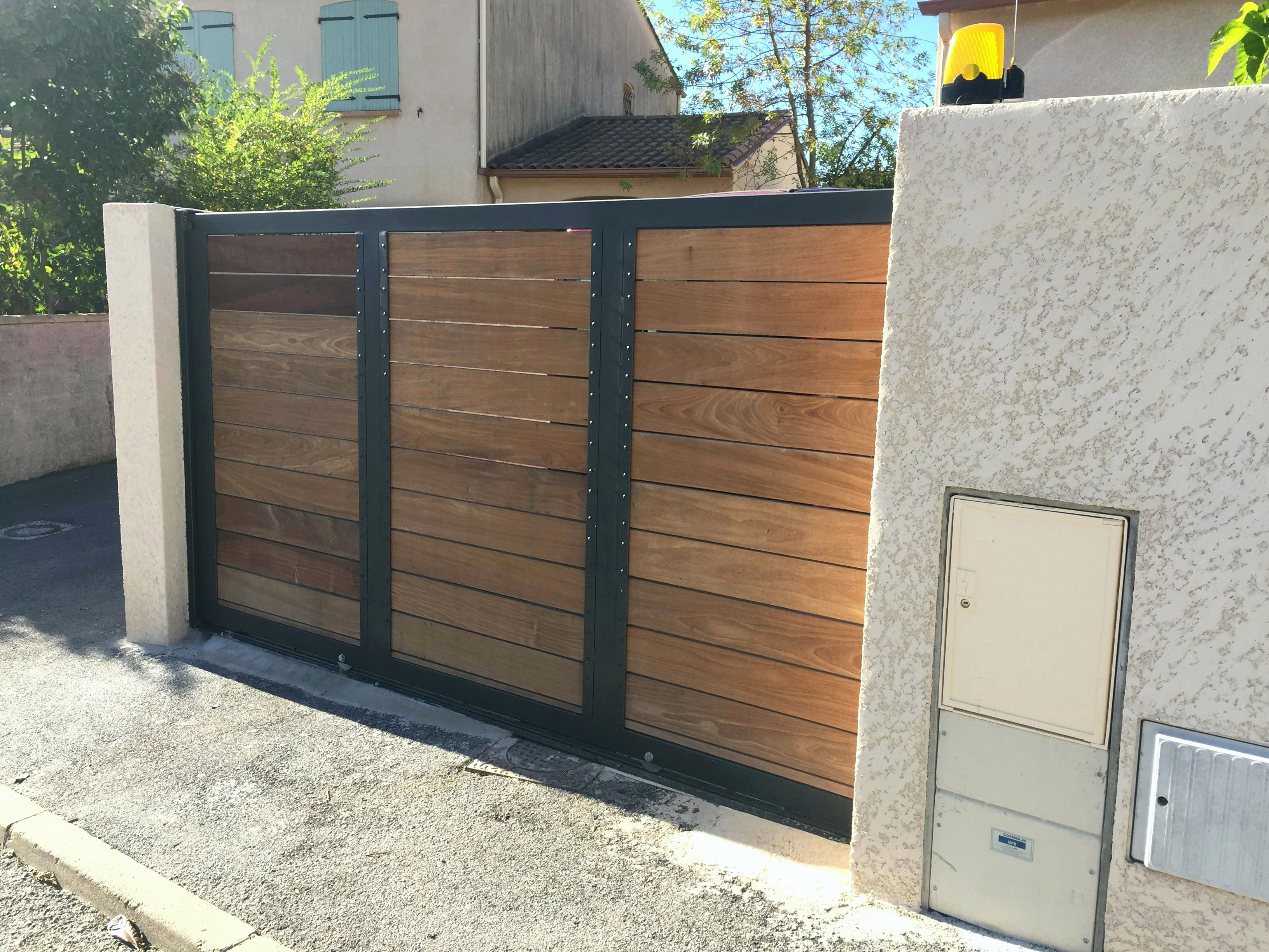 Porte de garage enroulable coffre exterieur