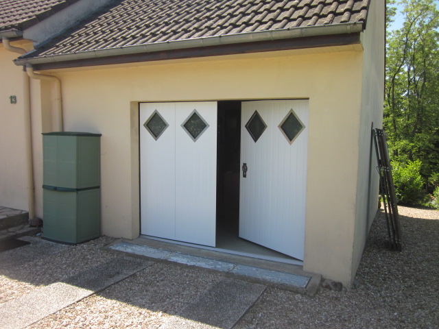 Porte de garage a deux battants