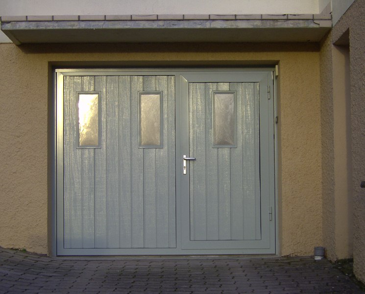 Porte de garage basculante vitrée avec portillon